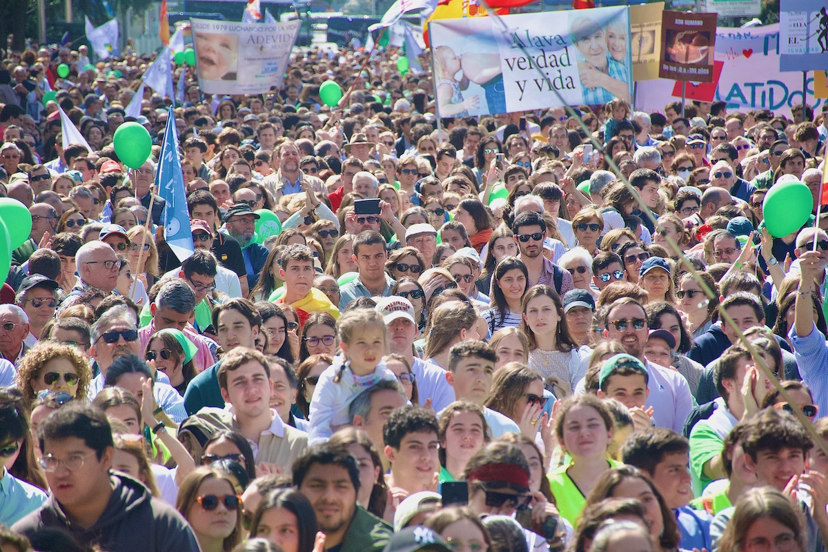 Muchedumbre en Sí a la Vida Madrid 2023